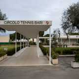 Superiamo cos� il cortile d�ingresso e, seguendo un vialetto alberato...